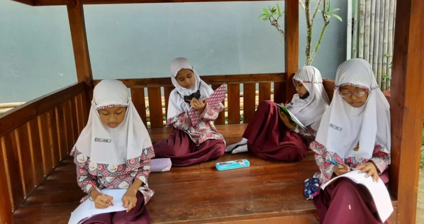 aktivitas harian siswa sd it jogja