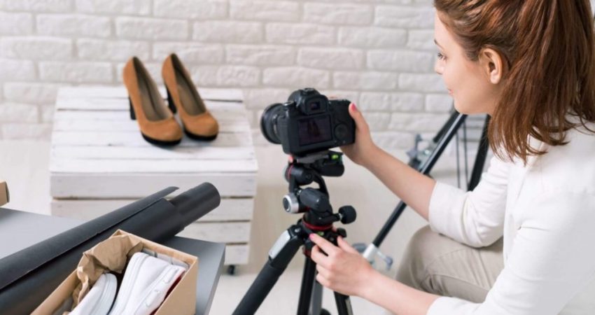 Gunakan gambar pelaku UMKM sedang mempromosikan produk melalui laptop atau smartphone dengan tampilan media sosial atau marketplace. Misalnya: Pemilik usaha kecil memfoto produk untuk diunggah ke media sosial Laptop dengan tampilan dashboard media sosial atau toko online Aktivitas mengelola toko online atau marketplace Gambar seperti ini relevan karena menunjukkan praktik pemasaran digital yang dilakukan oleh pelaku UMKM.