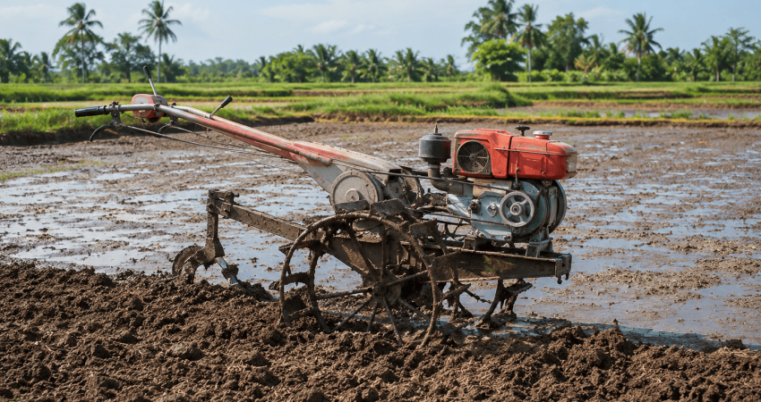cara mengolah lahan dengan traktor