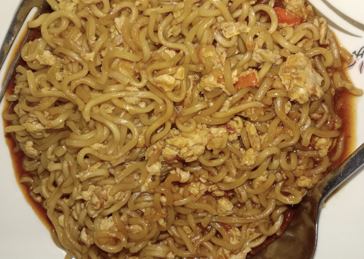 Mie goreng instan nyemek
