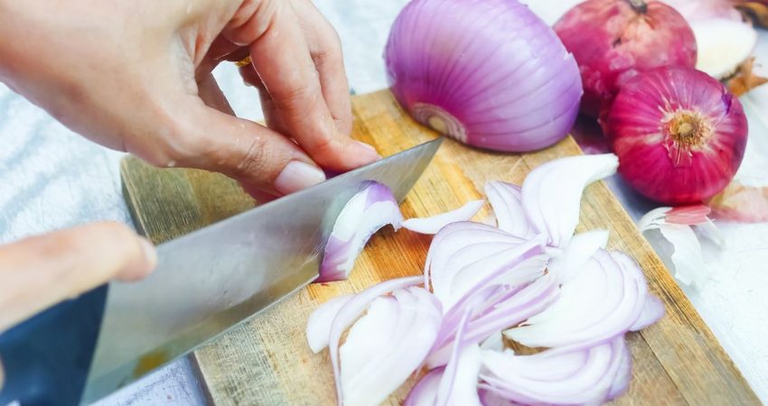 cara mengiris bawang tipis